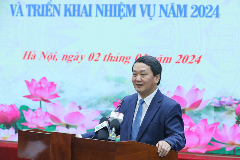 Đồng chí Hầu A Lềnh phát biểu tại Hội nghị.