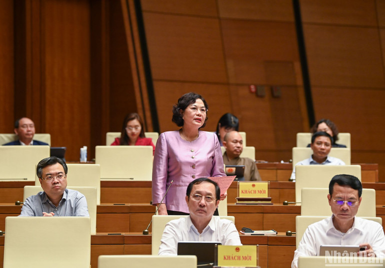 Thống đốc Ngân hàng Nhà nước Nguyễn Thị Hồng tại phiên họp chiều 25/5. (Ảnh: DUY LINH)