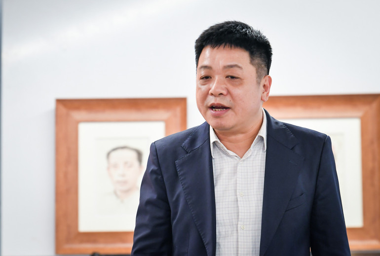 Đồng chí Quế Đình Nguyên, Phó Tổng Biên tập Báo Nhân Dân phát biểu.