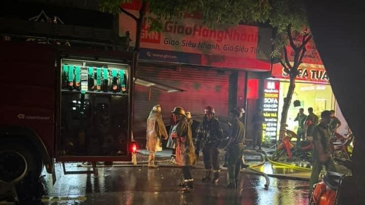 Hiện trường vụ cháy trên phố Nguyễn Lân. (Ảnh: Phúc Văn) Hiện trường vụ cháy trên phố Nguyễn Lân. (Ảnh: Phúc Văn)