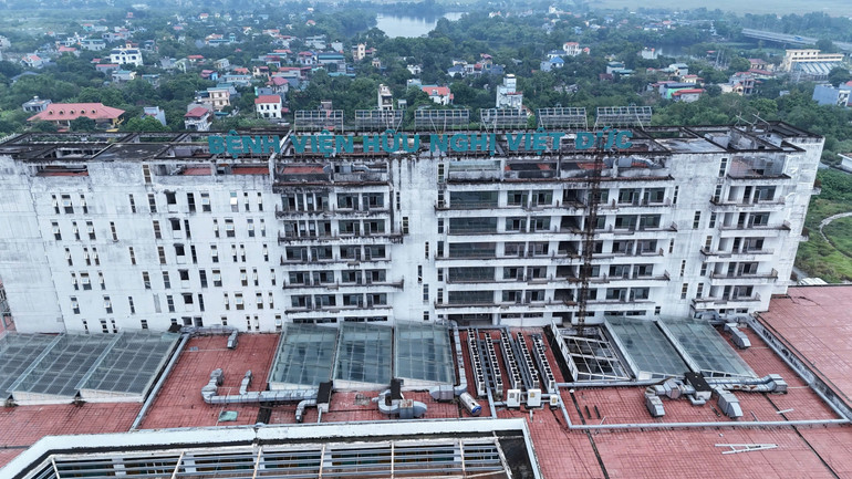 Công trình nghìn tỷ đã mọc rêu mốc sau thời gian bị bỏ không. (Ảnh: SƠN BÁCH)