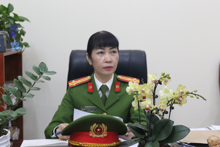 Thượng tá Nguyễn Thị Hồng Thúy, "bông hồng thép" của lực lượng Cảnh sát phòng chống ma túy Công an tỉnh Điện Biên. Thượng tá Nguyễn Thị Hồng Thúy, "bông hồng thép" của lực lượng Cảnh sát phòng chống ma túy Công an tỉnh Điện Biên.
