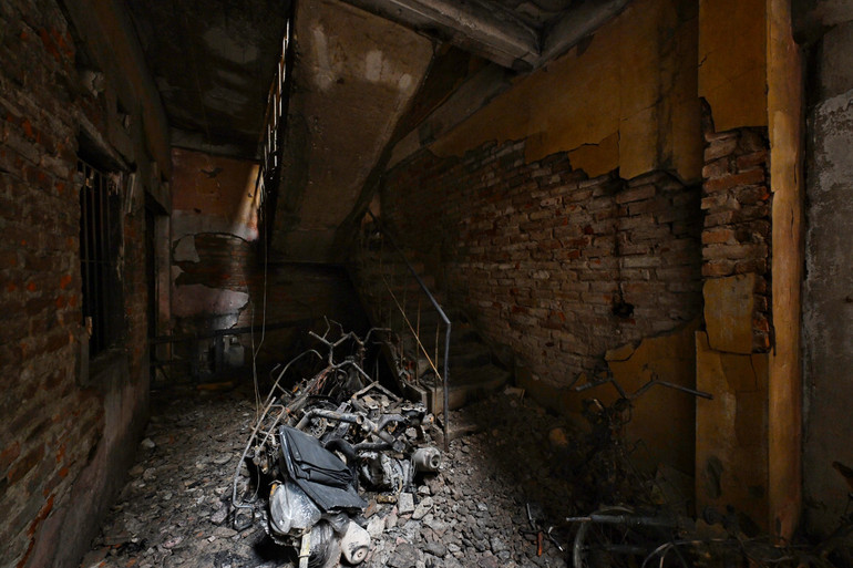 Một số phương tiện bị thiêu rụi trong vụ cháy nhà trọ tại Trung Kính rạng sáng 24/5.