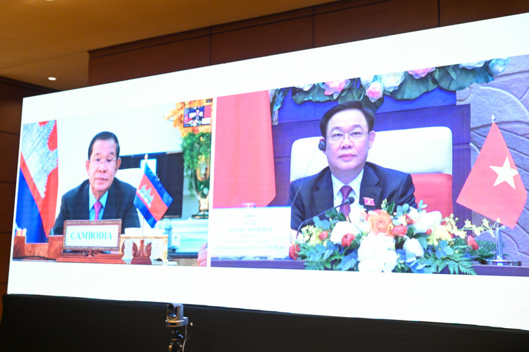 Chủ tịch Quốc hội Vương Đình Huệ điện đàm với Chủ tịch Thượng viện Campuchia Samdech Techo Hun Sen. (Ảnh: DUY LINH) Chủ tịch Quốc hội Vương Đình Huệ điện đàm với Chủ tịch Thượng viện Campuchia Samdech Techo Hun Sen. (Ảnh: DUY LINH)