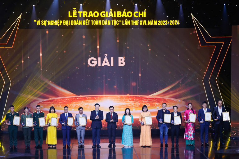 Các đồng chí Ủy viên Trung ương Đảng: Mai Văn Chính, Trưởng Ban Dân vận Trung ương; Lê Quốc Minh, Tổng Biên tập Báo Nhân Dân, Phó Trưởng Ban Tuyên giáo Trung ương, Chủ tịch Hội Nhà báo Việt Nam trao giải B cho các tác giả/nhóm tác giả đạt giải. (Ảnh: THẾ ĐẠI)