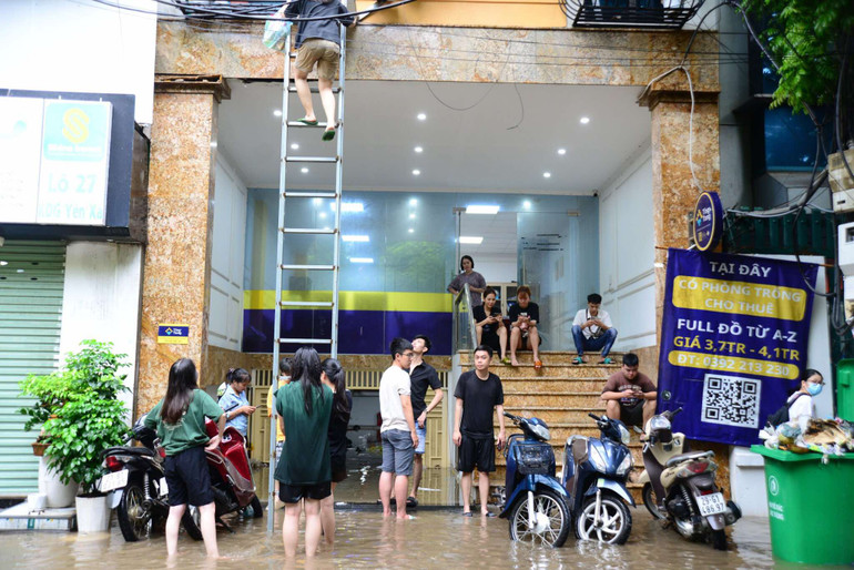 Do căn hộ tầng 1 làm văn phòng không có lối cho các tầng trên xuống sảnh nên cư dân phải xuống bằng thang.