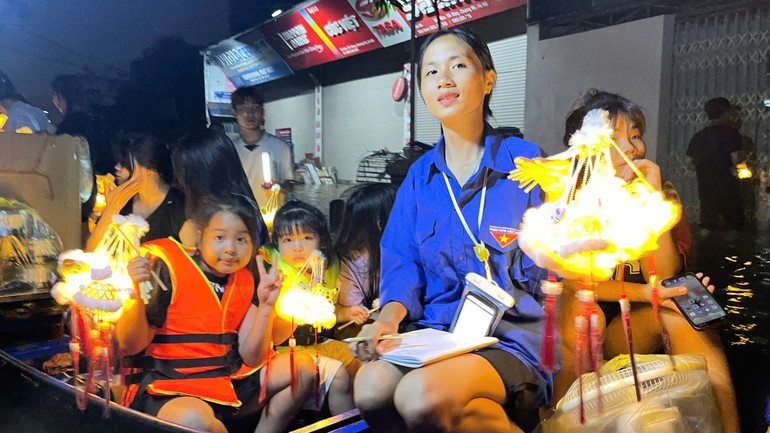 Những chiếc thuyền chở niềm vui vào thôn Đừn tối 16/9.