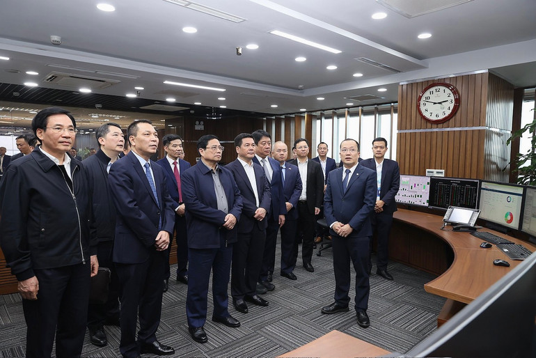Thủ tướng Phạm Minh Chính thăm Trung tâm điều độ hệ thống điện quốc gia. (Ảnh: Trần Hải)