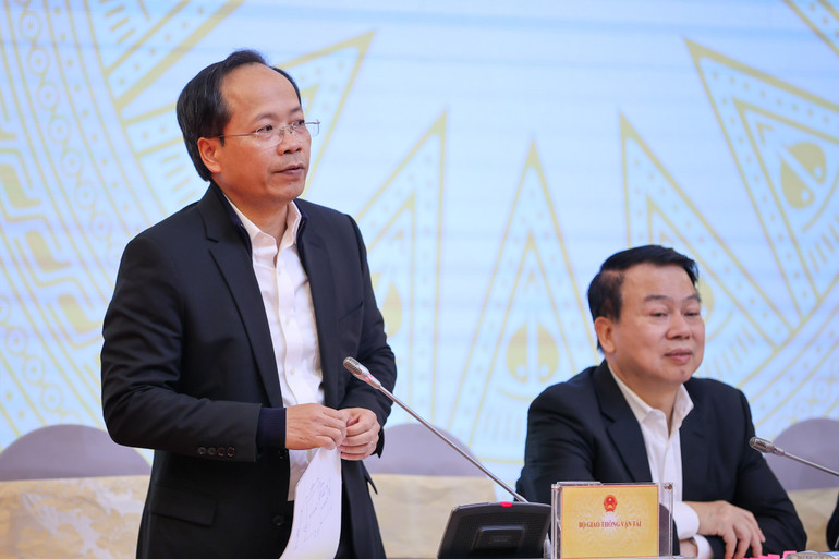 Thứ trưởng Giao thông vận tải Nguyễn Duy Lâm thông tin tại buổi họp báo. Thứ trưởng Giao thông vận tải Nguyễn Duy Lâm thông tin tại buổi họp báo.