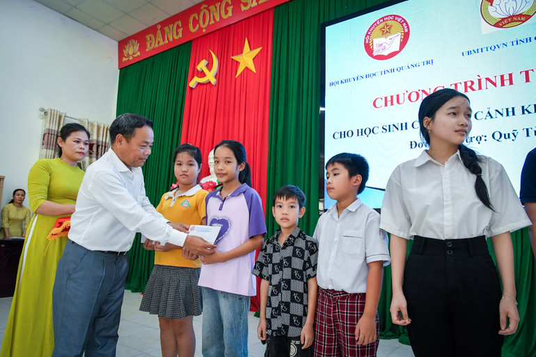 Trao học bổng cho các em học sinh. (Ảnh: THÀNH ĐẠT) Trao học bổng cho các em học sinh. (Ảnh: THÀNH ĐẠT)