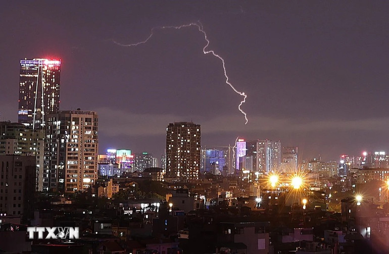 Sét đánh xuống khu vực quận Cầu Giấy lúc 19 giờ 30 phút. Sét đánh xuống khu vực quận Cầu Giấy lúc 19 giờ 30 phút.