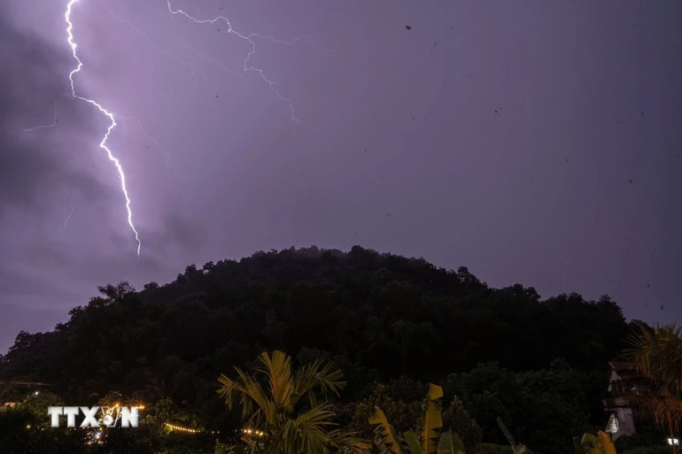Sét đánh ở huyện Sóc Sơn lúc 19 giờ. Sét đánh ở huyện Sóc Sơn lúc 19 giờ.