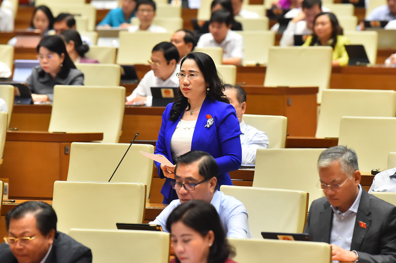 Đại biểu Nguyễn Thị Thủy chất vấn chiều 11/11. (Ảnh: THỦY NGUYÊN) Đại biểu Nguyễn Thị Thủy chất vấn chiều 11/11. (Ảnh: THỦY NGUYÊN)