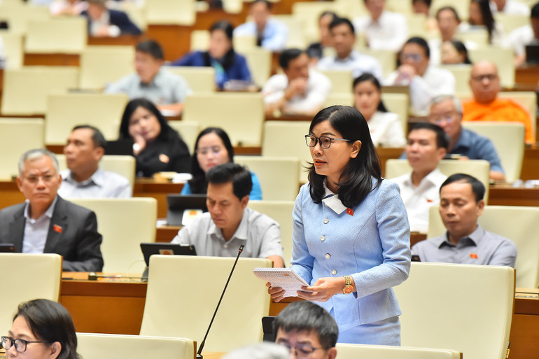 Đại biểu Nguyễn Thị Xuân phát biểu tại phiên chất vấn. (Ảnh: THỦY NGUYÊN) Đại biểu Nguyễn Thị Xuân phát biểu tại phiên chất vấn. (Ảnh: THỦY NGUYÊN)