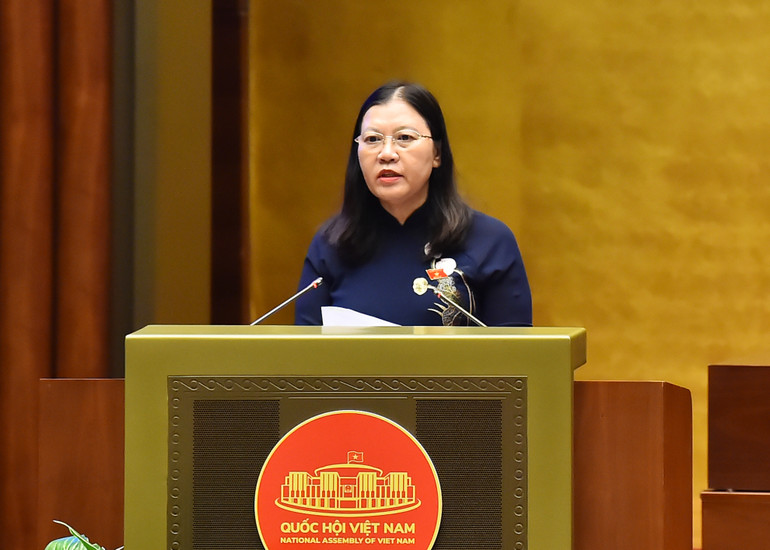 Chủ nhiệm Ủy ban Tư pháp Lê Thị Nga trình bày dự thảo Luật Tổ chức tòa án nhân dân (sửa đổi). (Ảnh: Thủy Nguyên)