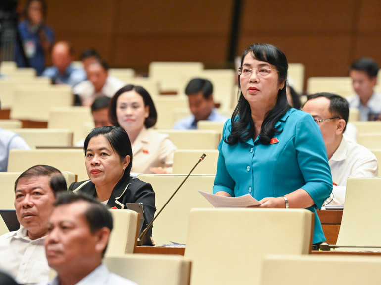 Đại biểu Trần Kim Yến đề xuất cần bổ sung chính sách khuyến khích người muốn sinh con. (Ảnh: DUY LINH) Đại biểu Trần Kim Yến đề xuất cần bổ sung chính sách khuyến khích người muốn sinh con. (Ảnh: DUY LINH)