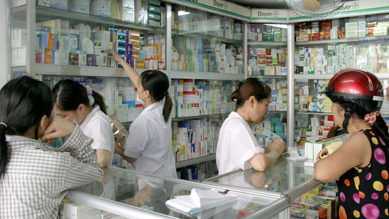 Theo Bộ trưởng Y tế Đào Hồng Lan, thị trường dược phẩm hiện nay vẫn đang được duy trì bình ổn, không có hiện tượng đầu cơ tích trữ, găm hàng đẩy giá lên cao.