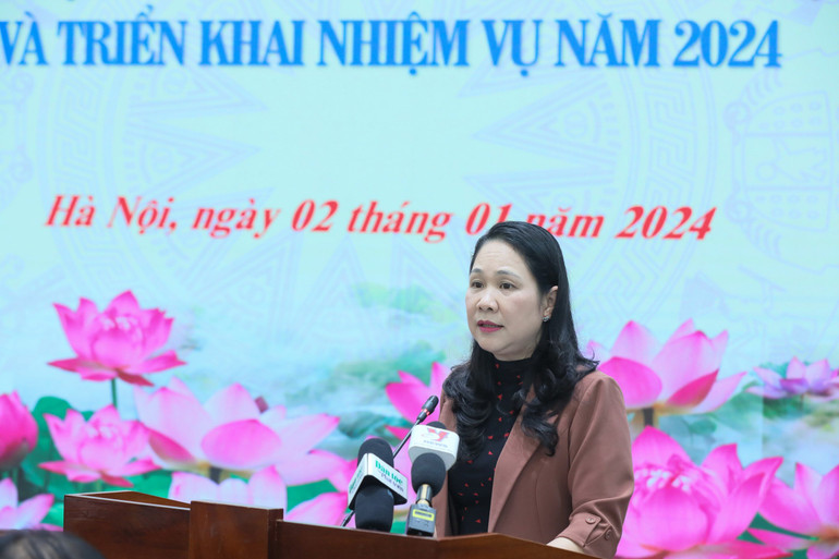 Thứ trưởng, Phó Chủ nhiệm Ủy ban Dân tộc Nông Thị Hà trình bày Báo cáo tại Hội nghị.