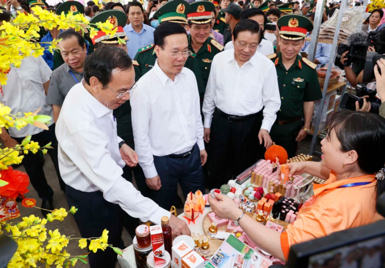 Chủ tịch nước Võ Văn Thưởng và đại biểu thăm các gian trưng bày tại chương trình "Xuân biên phòng ấm lòng dân bản". (Ảnh: TTXVN)