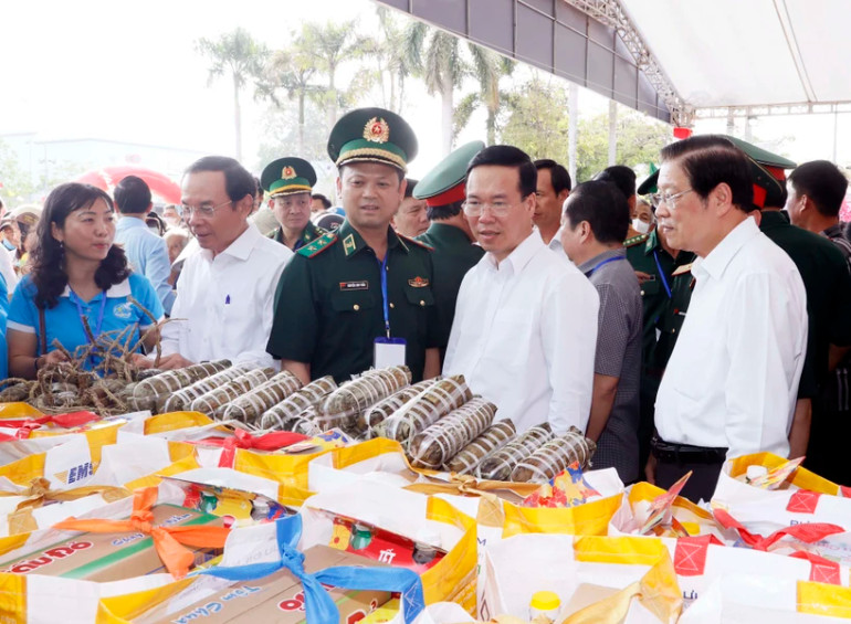 Chủ tịch nước Võ Văn Thưởng và đại biểu thăm các gian trưng bày tại chương trình "Xuân biên phòng ấm lòng dân bản". (Ảnh: TTXVN)