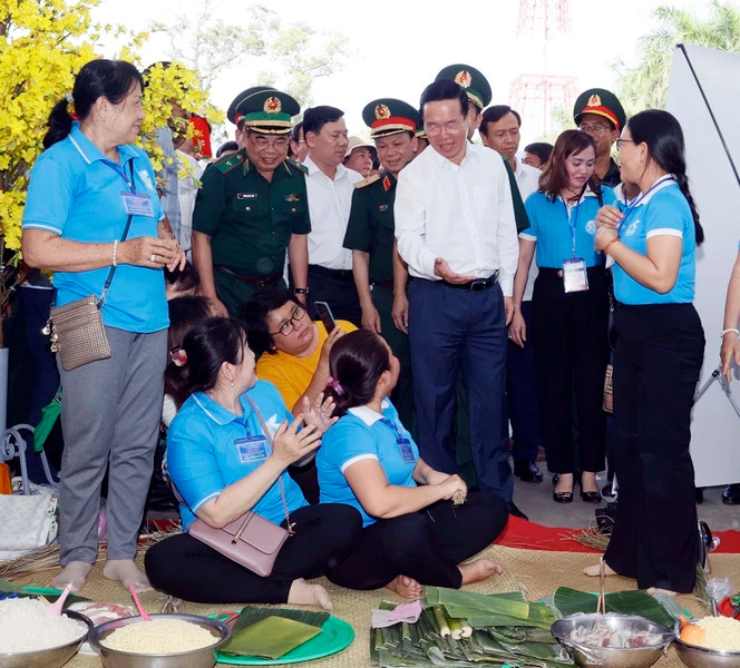 Chủ tịch nước Võ Văn Thưởng và đại biểu gặp gỡ người dân tham dự chương trình "Xuân biên phòng ấm lòng dân bản". (Ảnh: TTXVN)