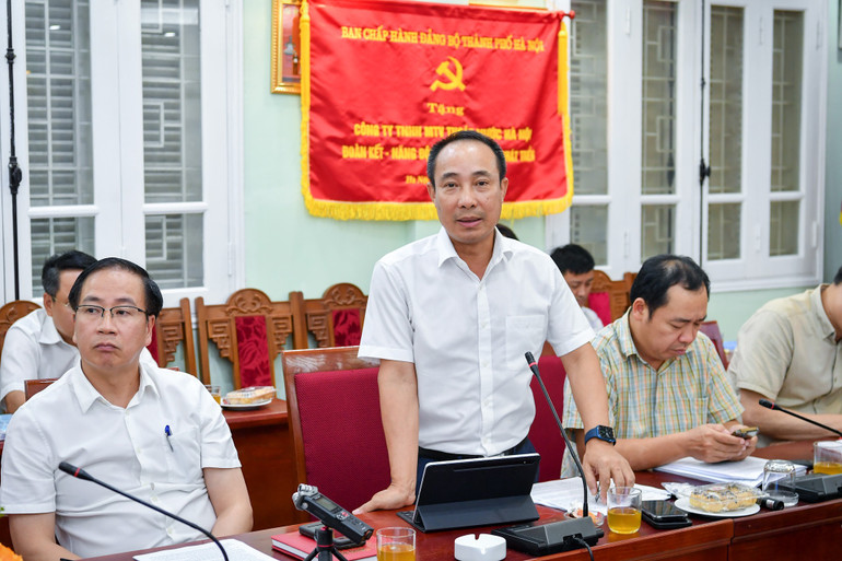 Phó Tổng Giám đốc Công ty TNHH MTV Thoát nước Hà Nội Trịnh Ngọc Sơn tại buổi thông tin.