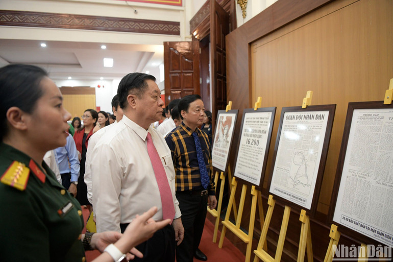 Các đồng chí: Nguyễn Trọng Nghĩa, Bí thư Trung ương Đảng, Trưởng Ban Tuyên giáo Trung ương, Phó Trưởng ban Thường trực Ban Chỉ đạo Trung ương kỷ niệm các ngày lễ lớn và sự kiện quan trọng của đất nước trong 3 năm 2023-2025; Trần Hồng Hà, Ủy viên Trung ương Đảng, Phó Thủ tướng Chính phủ tham quan khu trưng bày 33 số báo Quân đội nhân dân xuất bản tại mặt trận Điện Biên Phủ.