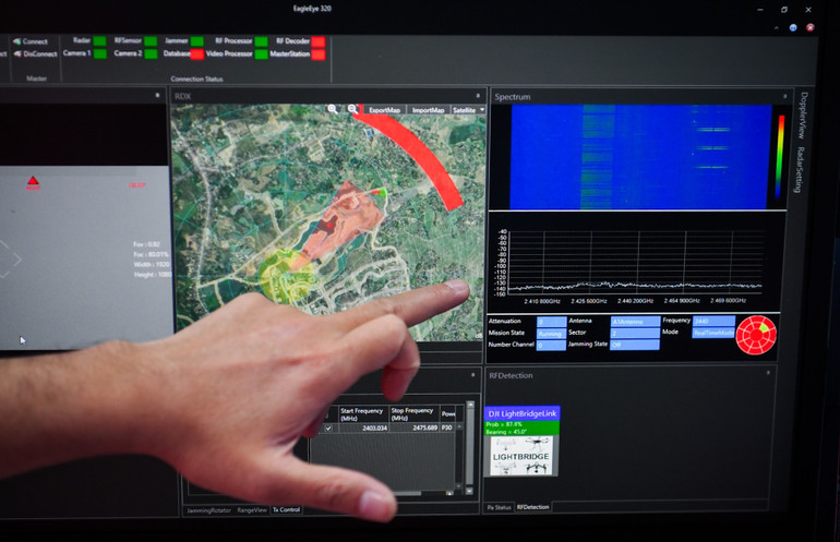 Trong ảnh là một thiết bị phát hiện, giám sát thiết bị bay không người lái của một nhà sản xuất đối tác. Trong ảnh là một thiết bị phát hiện, giám sát thiết bị bay không người lái của một nhà sản xuất đối tác.