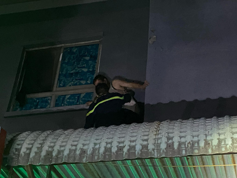 Cảnh sát tiếp cận, hướng dẫn người dân mắc kẹt thoát nạn.