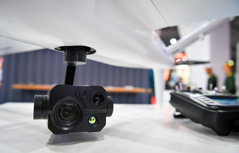 Cụm camera nhiệt ngày đêm của HORUS P02 có chất lượng lên tới 4K, khả năng zoom xa; đặc biệt phù hợp với các nhiệm vụ giám sát, trinh sát và tìm kiếm cứu nạn. Cụm camera nhiệt ngày đêm của HORUS P02 có chất lượng lên tới 4K, khả năng zoom xa; đặc biệt phù hợp với các nhiệm vụ giám sát, trinh sát và tìm kiếm cứu nạn.