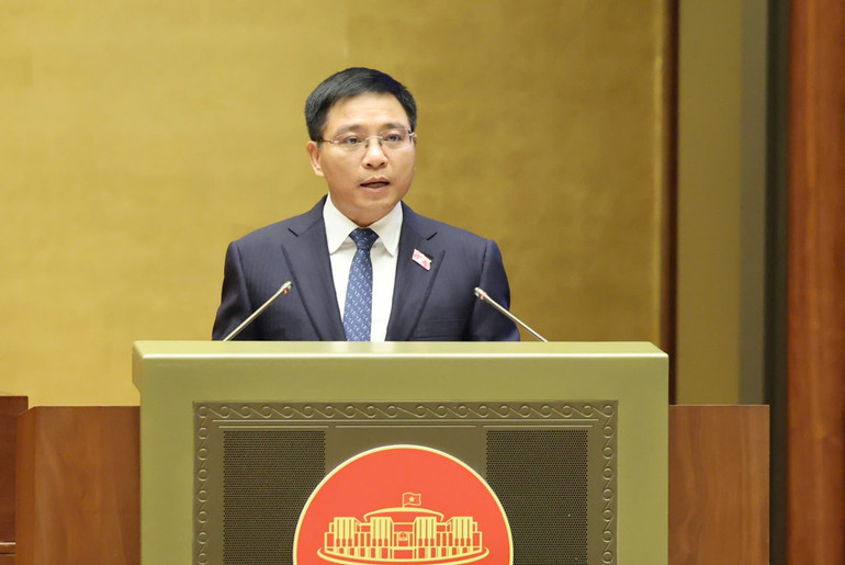 Bộ trưởng Giao thông vận tải Nguyễn Văn Thắng trình bày Tờ trình. (Ảnh: DUY LINH)
