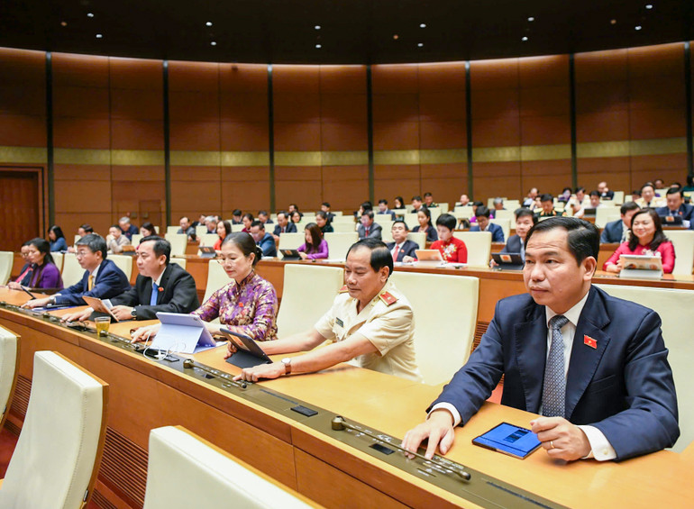 Các đại biểu Quốc hội biểu quyết thông qua Nghị quyết về chủ trương đầu tư dự án đường sắt tốc độ cao trên trục bắc-nam. (Ảnh: DUY LINH) Các đại biểu Quốc hội biểu quyết thông qua Nghị quyết về chủ trương đầu tư dự án đường sắt tốc độ cao trên trục bắc-nam. (Ảnh: DUY LINH)