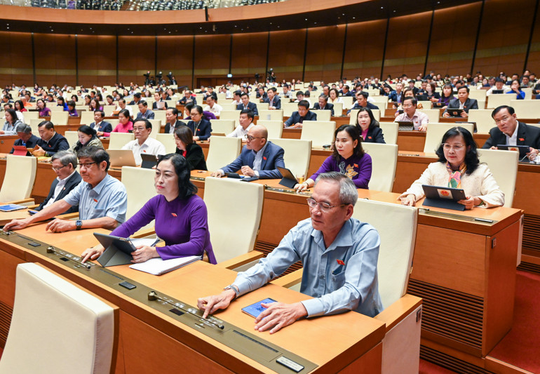 Quốc hội tiến hành biểu quyết thông qua Luật Tư pháp người chưa thành niên. (ẢNH: DUY LINH)
