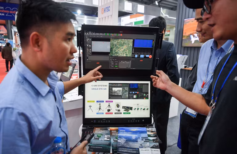 Song song với quá trình nghiên cứu phát triển, HTI Group hợp tác và phân phối các sản phẩm chuyên dụng cho các lực lượng an ninh – quốc phòng từ các nhà sản xuất hàng đầu thế giới.