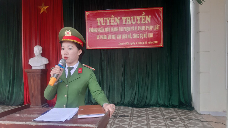 Thượng úy Thủy tuyên truyền tại cơ sở. Thượng úy Thủy tuyên truyền tại cơ sở.