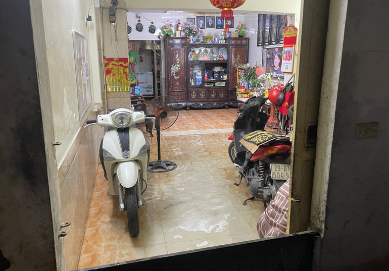 Tại khu vực Thanh Lương (quận Hai Bà Trưng), mưa đã tràn vào một số nhà dân do địa hình ở đây khá trũng.