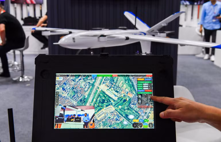 Khi bay, toàn bộ các thông số như tốc độ, độ cao, sức gió... sẽ được truyền và hiển thị về một màn hình cảm ứng tại Trạm điều khiển mặt đất. Đồng thời, hình ảnh cũng được ghi lại với độ trễ gần như bằng 0.