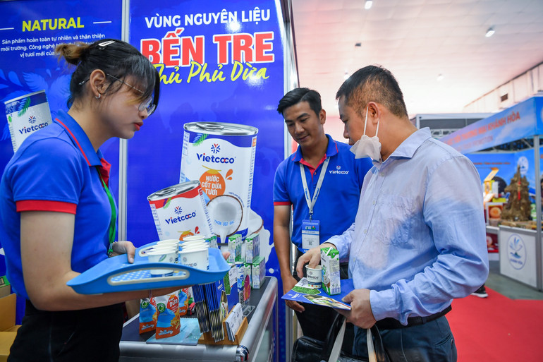 Khách hàng tham quan các gian hàng tại sự kiện.