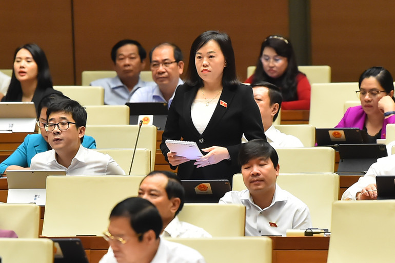 Đại biểu Khang Thị Mào chất vấn chiều 11/11. (Ảnh: THỦY NGUYÊN) Đại biểu Khang Thị Mào chất vấn chiều 11/11. (Ảnh: THỦY NGUYÊN)