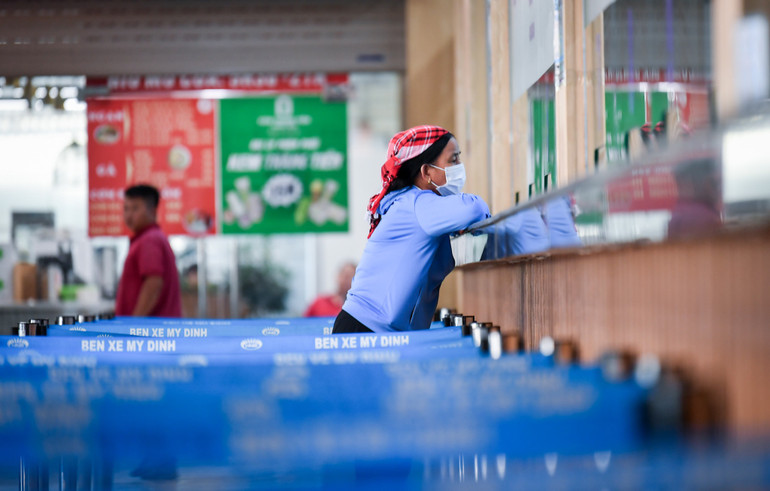 Khu vực bán vé tại bến xe Mỹ Đình vào thời điểm 15 giờ khá vắng vẻ.