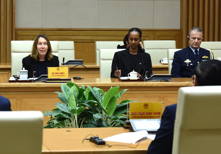 Chủ tịch Thượng viện Australia Sue Lines phát biểu ý kiến tại buổi tiếp.