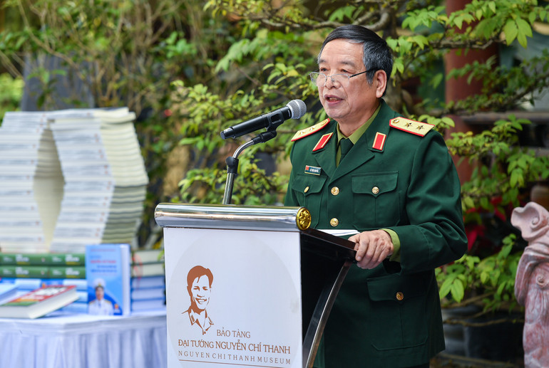 Theo Trung tướng Lê Phúc Nguyên, nguyên Tổng Biên tập báo Quân đội nhân dân khẳng định: Tác phẩm đã có "độ phủ" về cả thời gian lẫn không gian khi trải dọc suốt cuộc đời Đại tướng. Theo Trung tướng Lê Phúc Nguyên, nguyên Tổng Biên tập báo Quân đội nhân dân khẳng định: Tác phẩm đã có "độ phủ" về cả thời gian lẫn không gian khi trải dọc suốt cuộc đời Đại tướng.