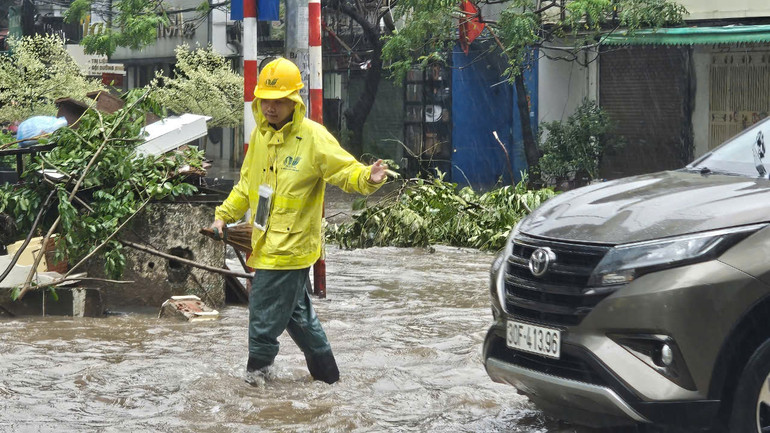 Điểm ngập úng xuất hiện tại phố Thái Hà chiều 11/9.