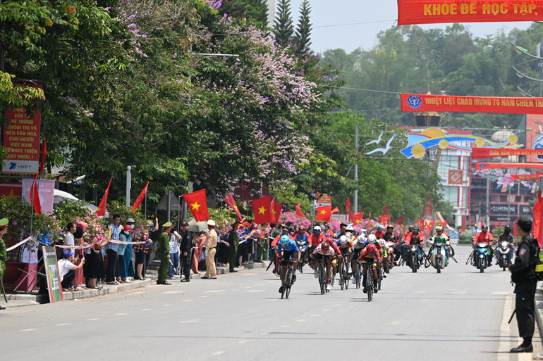 Các vận động viên bứt tốc để về đích tại Quảng trường 7/5.