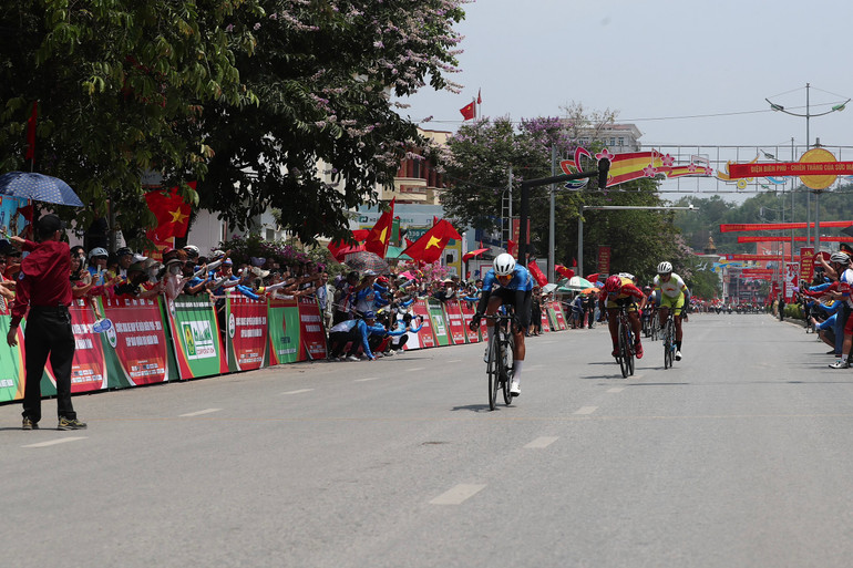 Các vận động viên về đích trong sự cổ vũ nhiệt tình của khán giả thành phố Điện Biên Phủ.