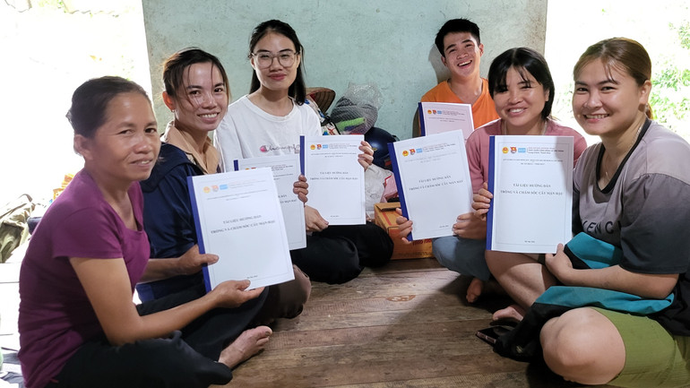 Niềm vui của bà con xã Yên Thắng khi được nhận bộ tài liệu về trồng và chăm sóc cây trồng, giúp họ nâng cao kiến thức và kỹ năng.