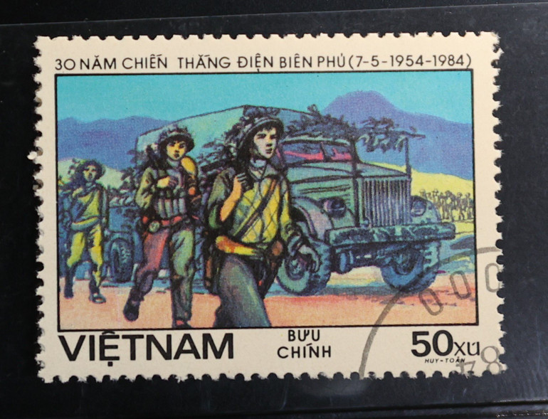 Mẫu 1486 khắc họa cảnh bộ đội ta hành quân trong đêm.