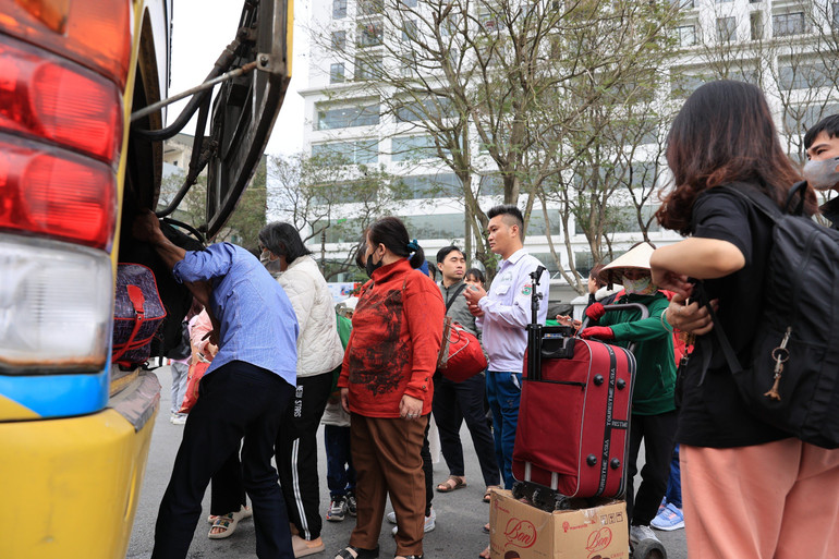 Bến xe Giáp Bát ngày mùng 5 Tết.