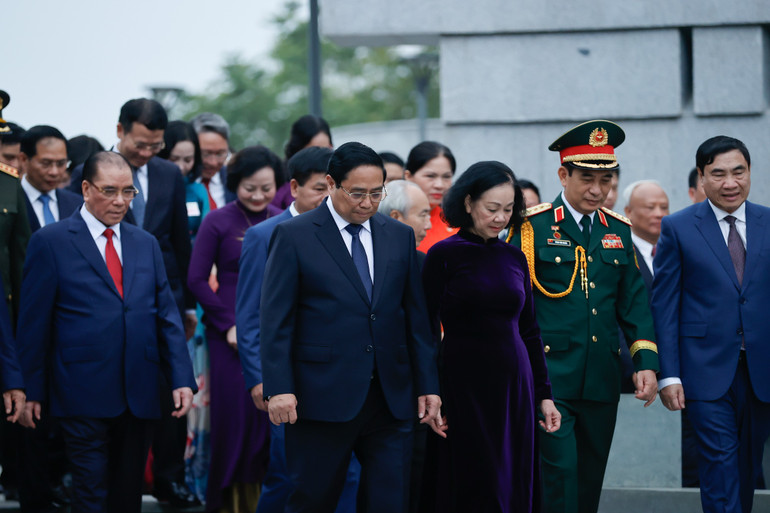 Các đồng chí lãnh đạo, nguyên lãnh đạo Đảng, Nhà nước và các thành viên trong đoàn dành phút mặc niệm tưởng nhớ các Anh hùng liệt sĩ.