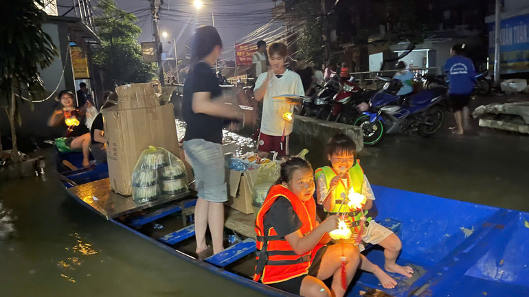 Niềm vui của trẻ trên chiếc thuyền Trung thu đặc biệt...